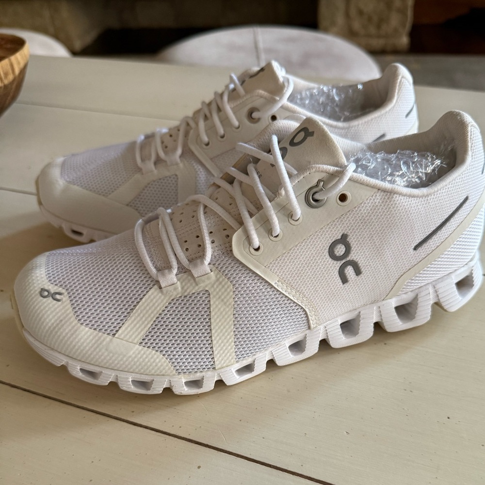 White Athletic Sneakers by On. Lightweight Cloudtec Swiss engineering. Sz 7.5.